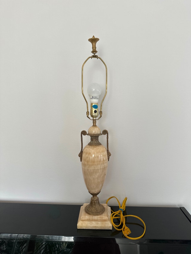 VTG Mid-Century Italian Regency onyx marble and brass table lamp