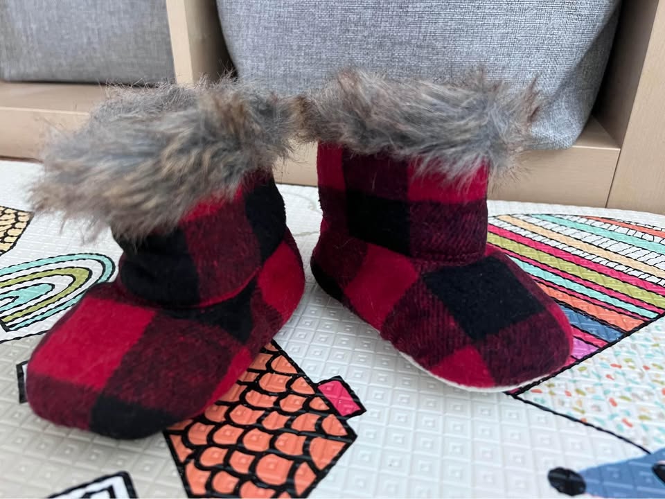 NWT buffalo plaid baby booties - photo 2