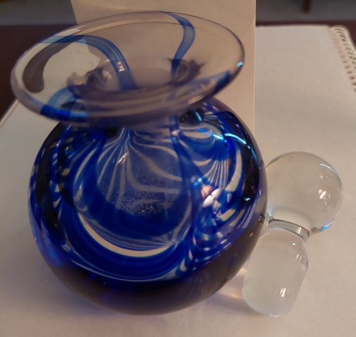Two Gorgeous Perfume Bottles. One MMA, The Other ONEIDA - photo 3