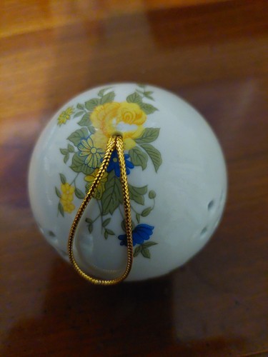 Pretty Popourri Ball With Cord And Plug Intact, Porcelain