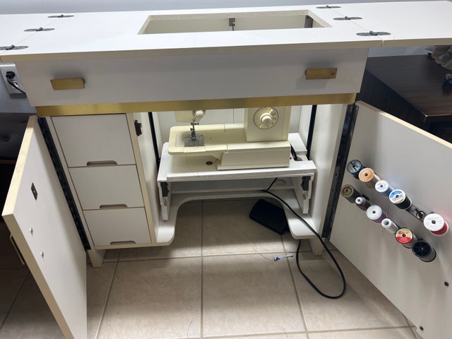 Singer Sewing Machine with Cabinet - photo 4