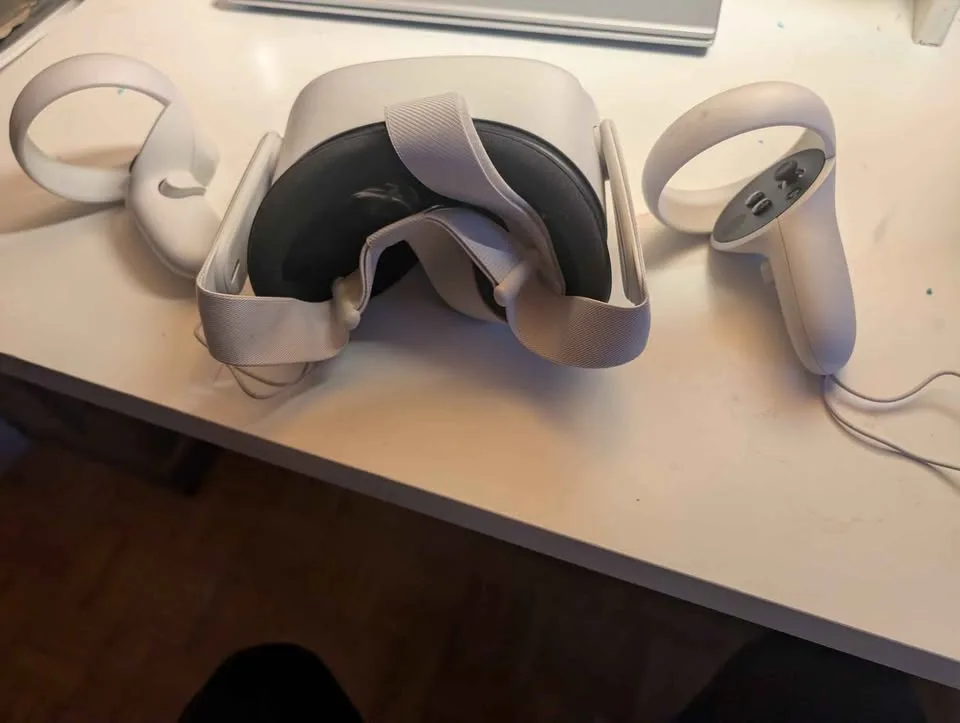 Meta quest 2 VR headset with controllers image indicator(2)