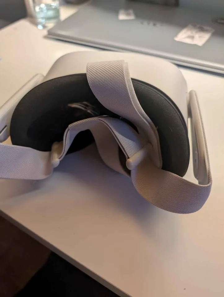 Meta quest 2 VR headset with controllers image indicator(3)