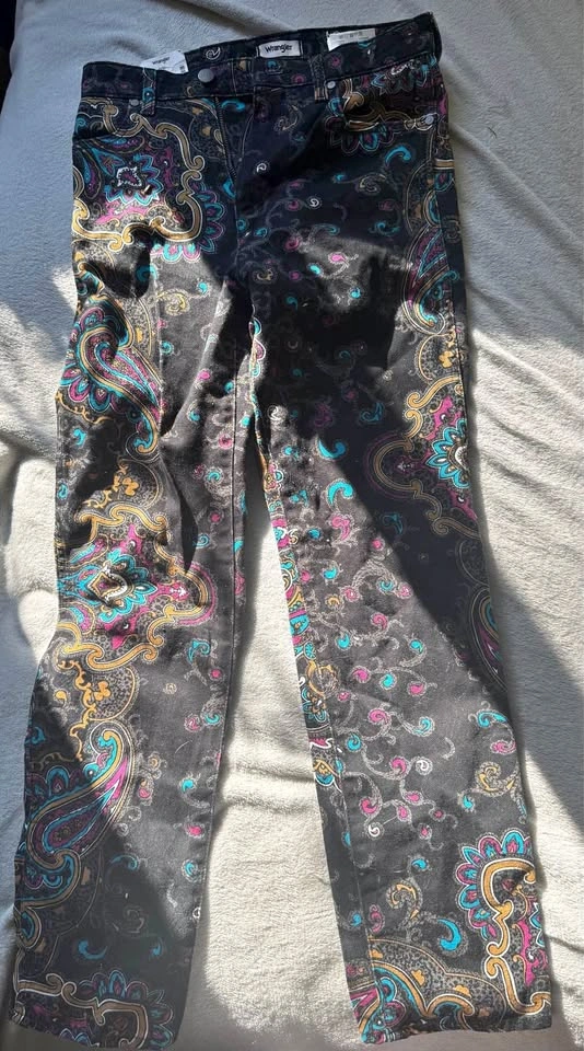 Wrangler Retro Slim 26 inch waist 32 inch length Paisley print