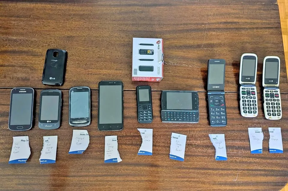 Old Cellphones for Kids to Play With and Destroy! thumbnail