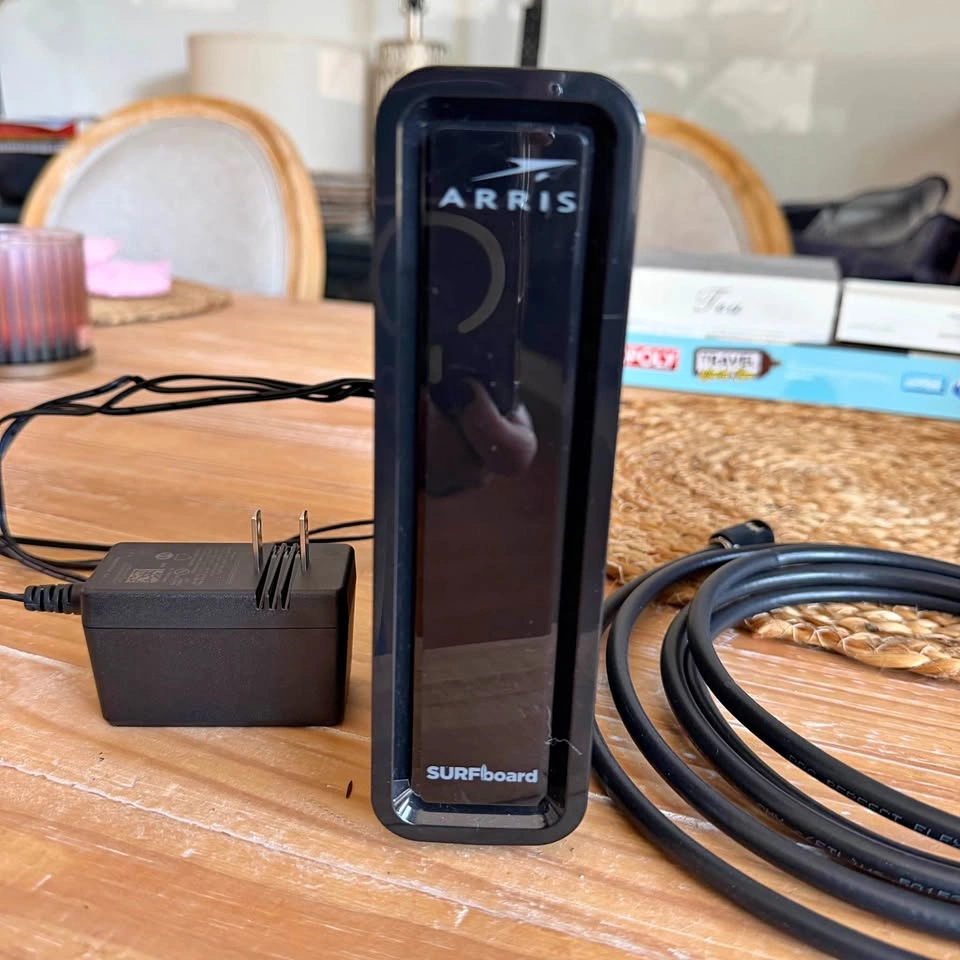 ARRIS SURFboard Cable Modem + Wi-Fi Router