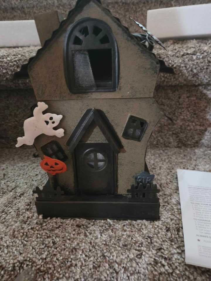 New Maniac Mansion Scentsy Warmer - photo 2