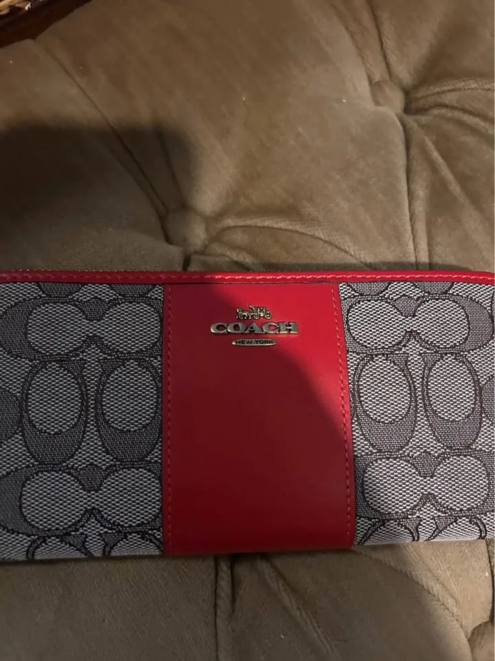 Brand New C.O.A.C.H Wallet with Original Packaging image indicator(2)
