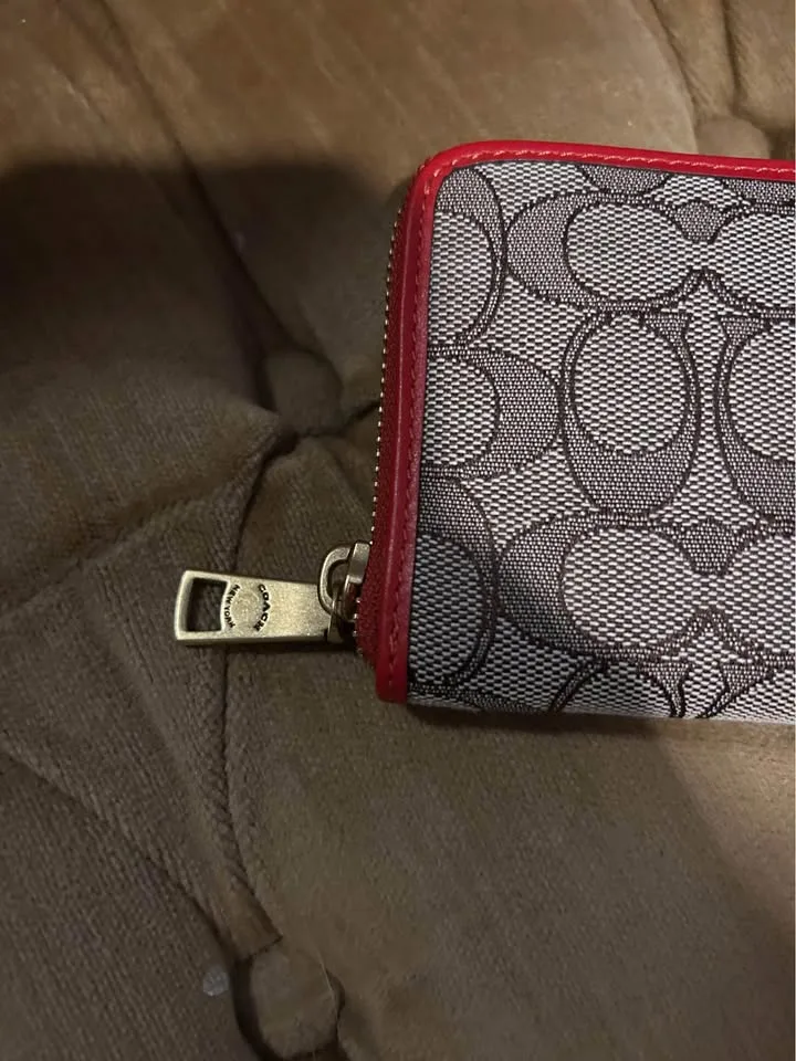 Brand New C.O.A.C.H Wallet with Original Packaging image indicator(3)