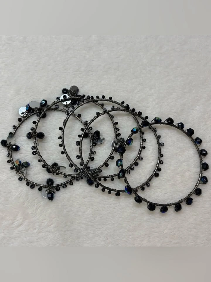 Set Of 5 Beaded Bangle Bracelets Black Iridescent Charms - photo 2