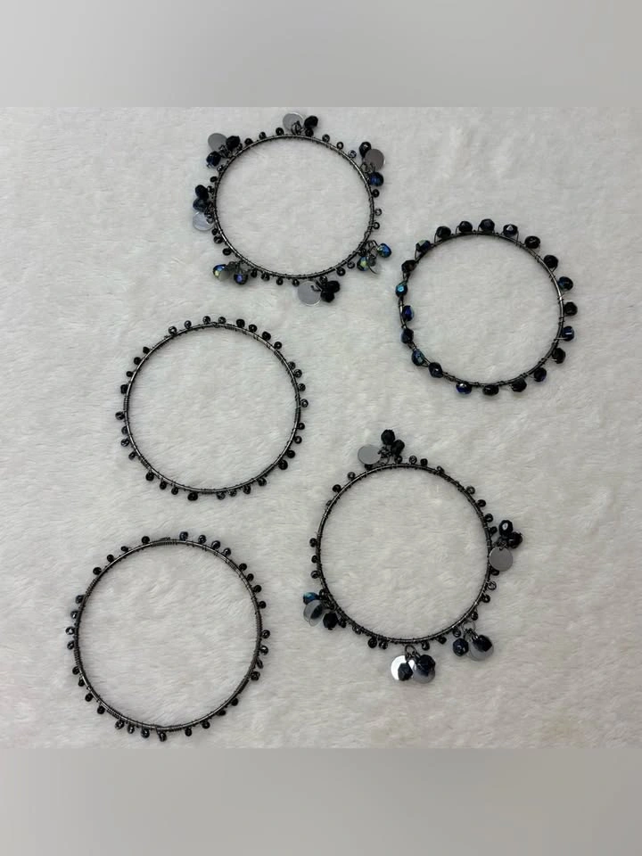 Set Of 5 Beaded Bangle Bracelets Black Iridescent Charms - photo 4