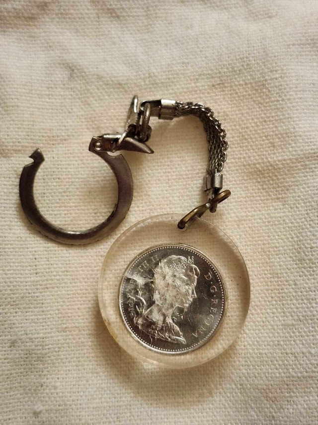 1967 Canadian Silver 25-cent coin in Vintage Keychain - photo 2