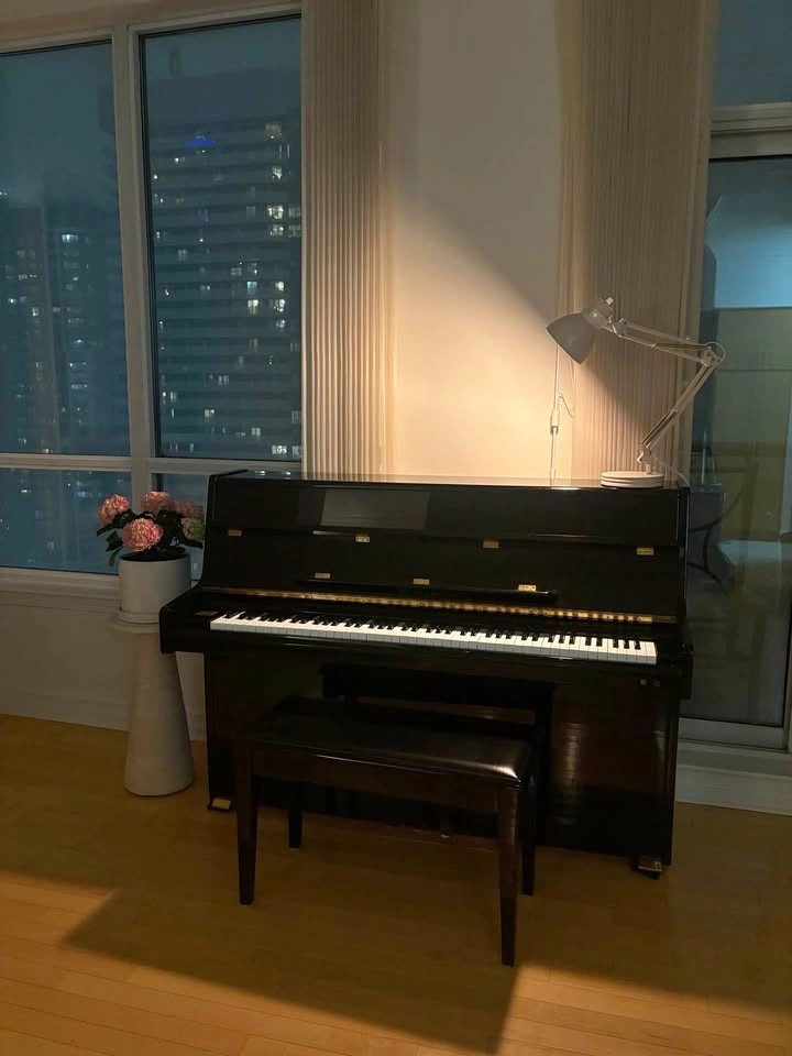 Samick Upright Piano with Bench – Polished Black