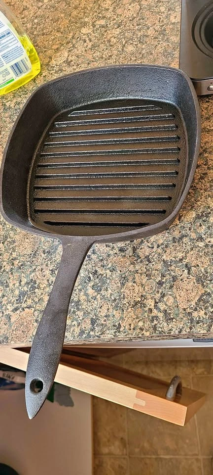 Cast iron grill pan