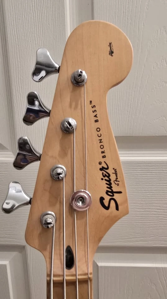 Squier by Fender Bronco Bass electric 4-string bass guitar - photo 3
