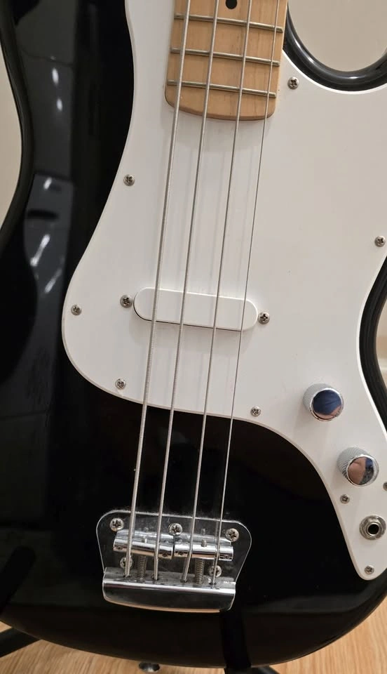 Squier by Fender Bronco Bass electric 4-string bass guitar - photo 5