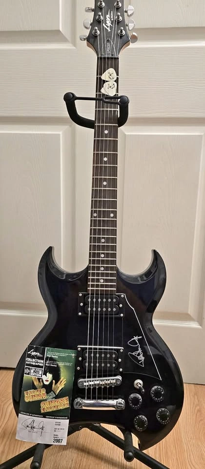 KISS signed Paul Stanley electric guitar Lyon complete in box