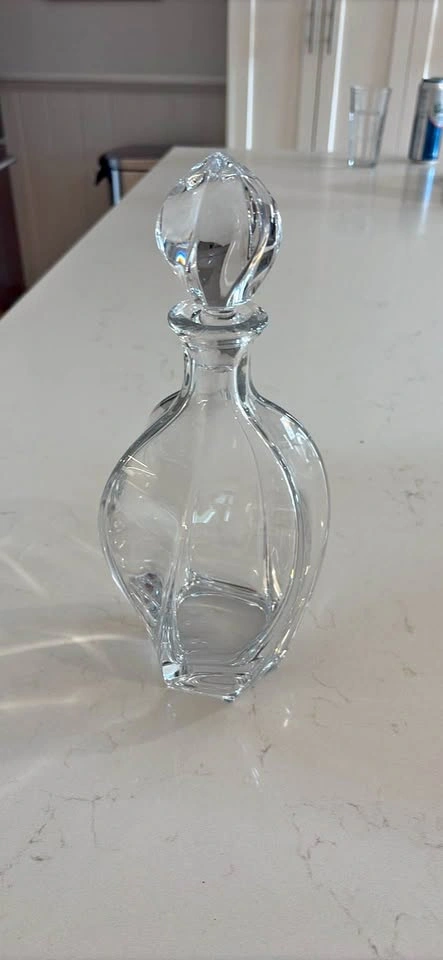 Elegant Crystal Glass Decanter with Stopper