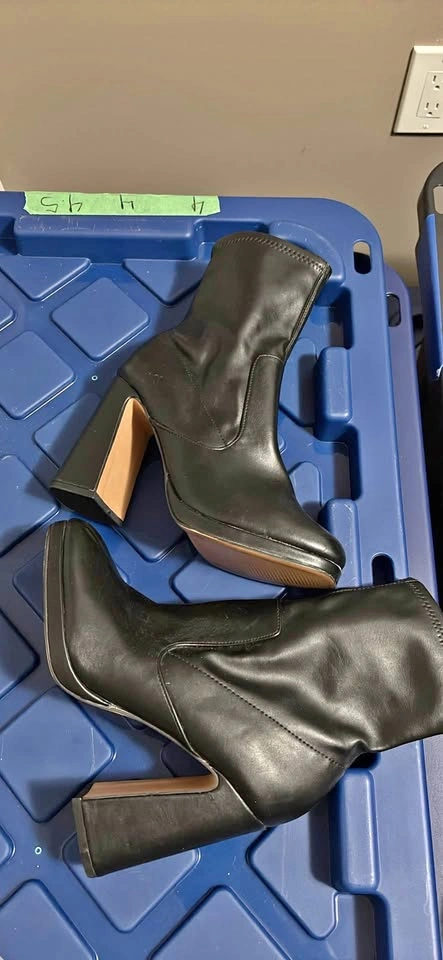 Black boots size 7 women's