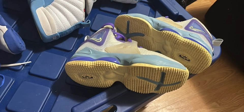 3 pairs of shoes for kid basketball 3Y Jordan - photo 2