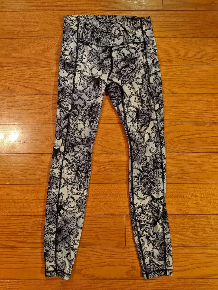 Lululemon white and black floral leggings (size 4) thumbnail