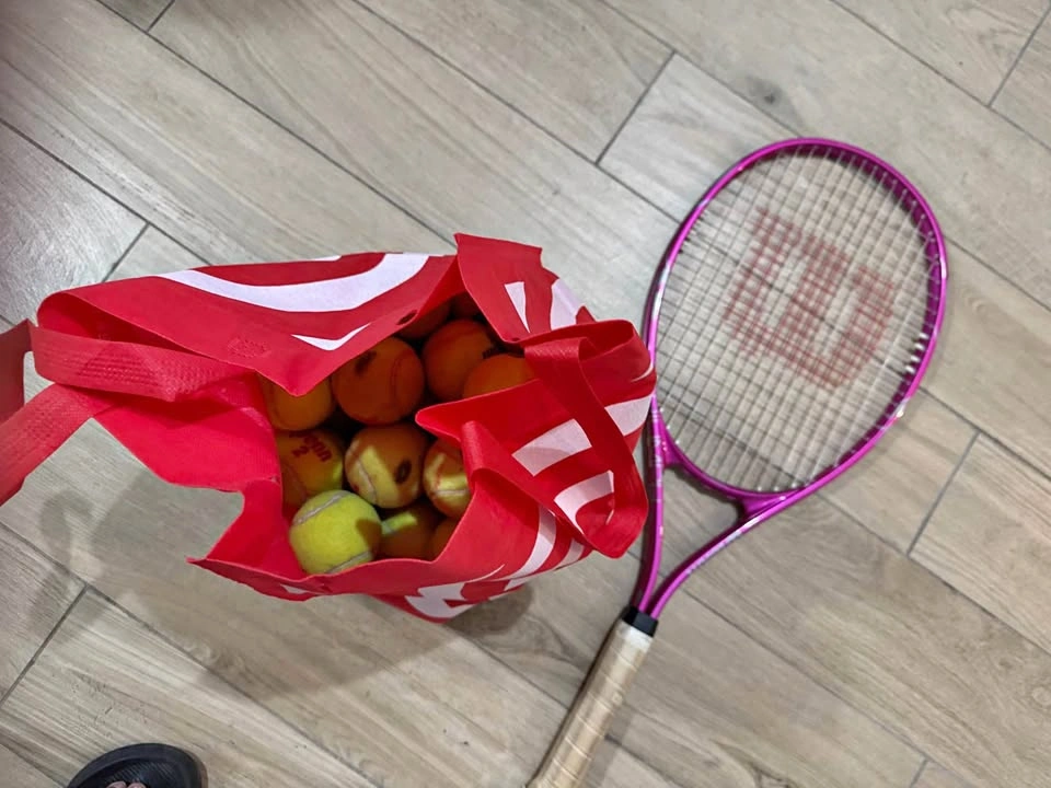 Wilson Tennis Racket and Bag of 40 Tennis Balls