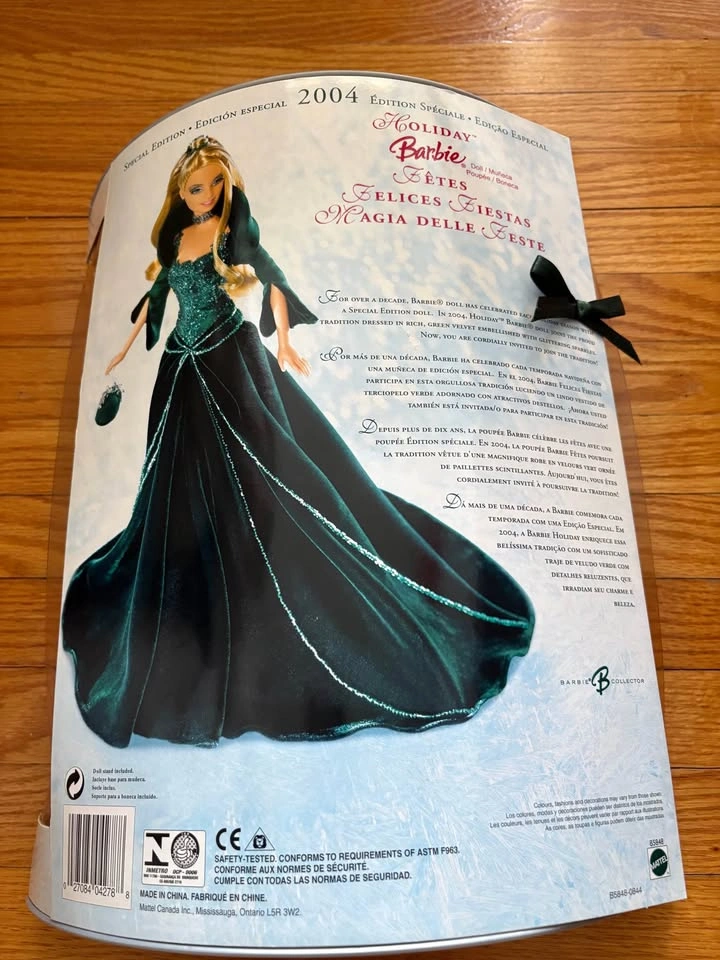 2004 Holiday Barbie Special Edition - photo 2