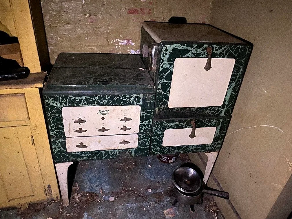 Antique 1930's Magic Chef Stove thumbnail