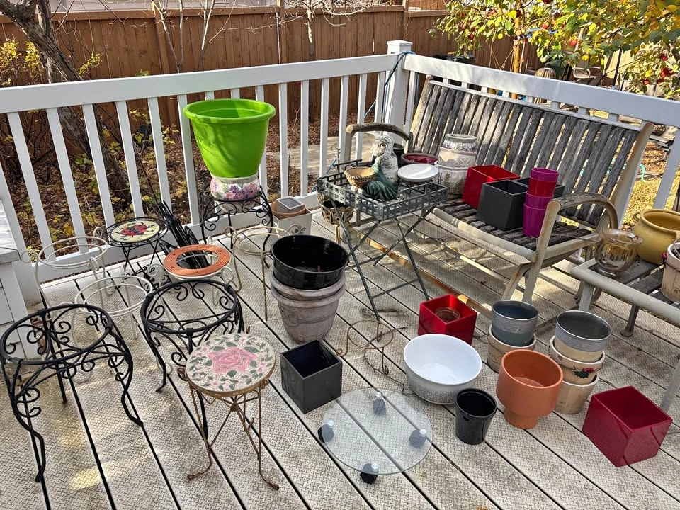 Assortment of pots / plant stands