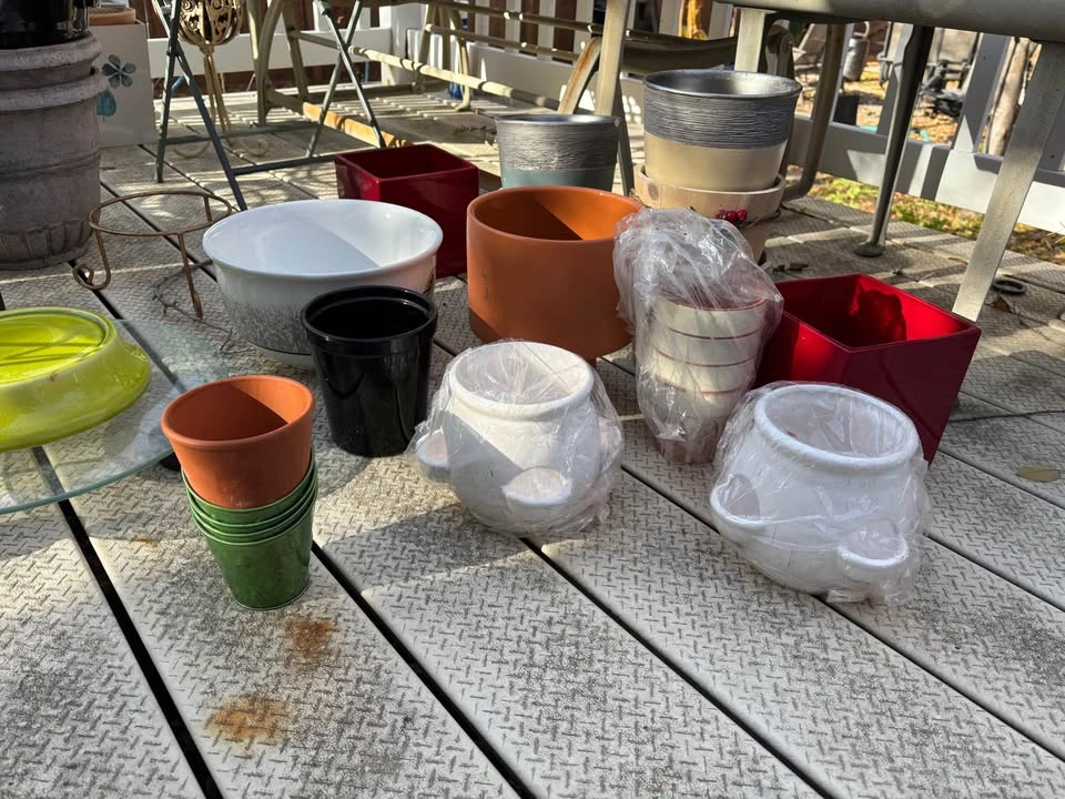 Assortment of pots / plant stands - photo 2