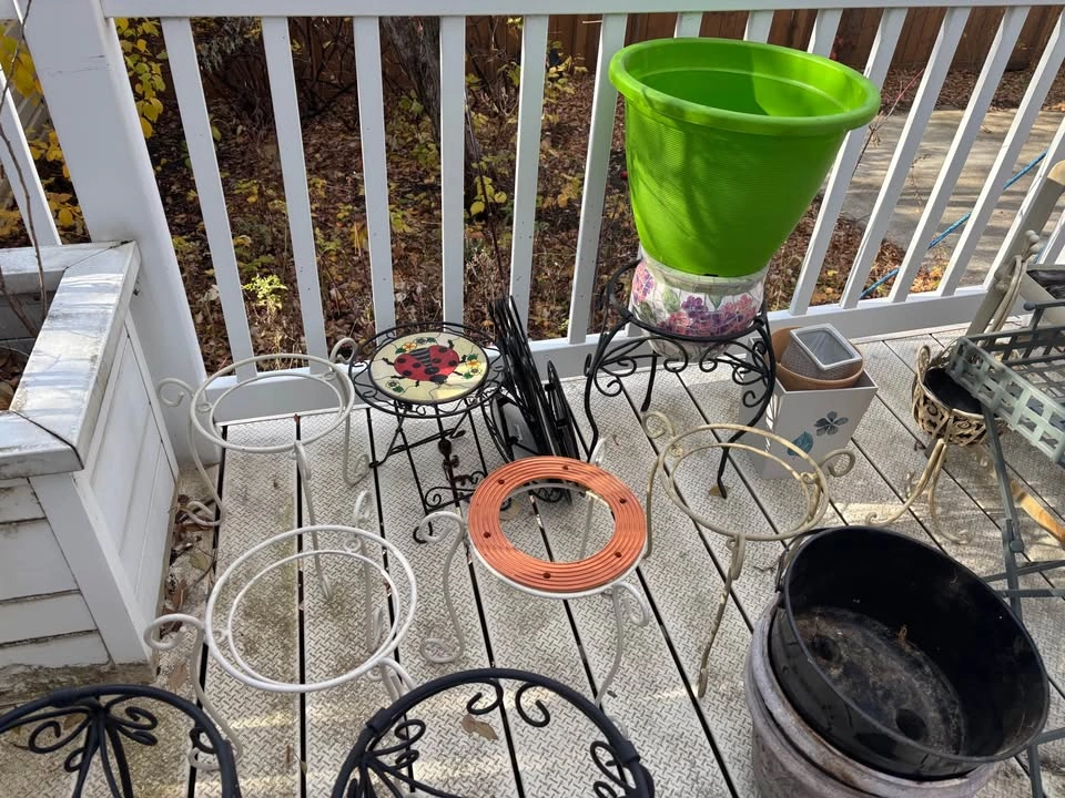 Assortment of pots / plant stands - photo 3