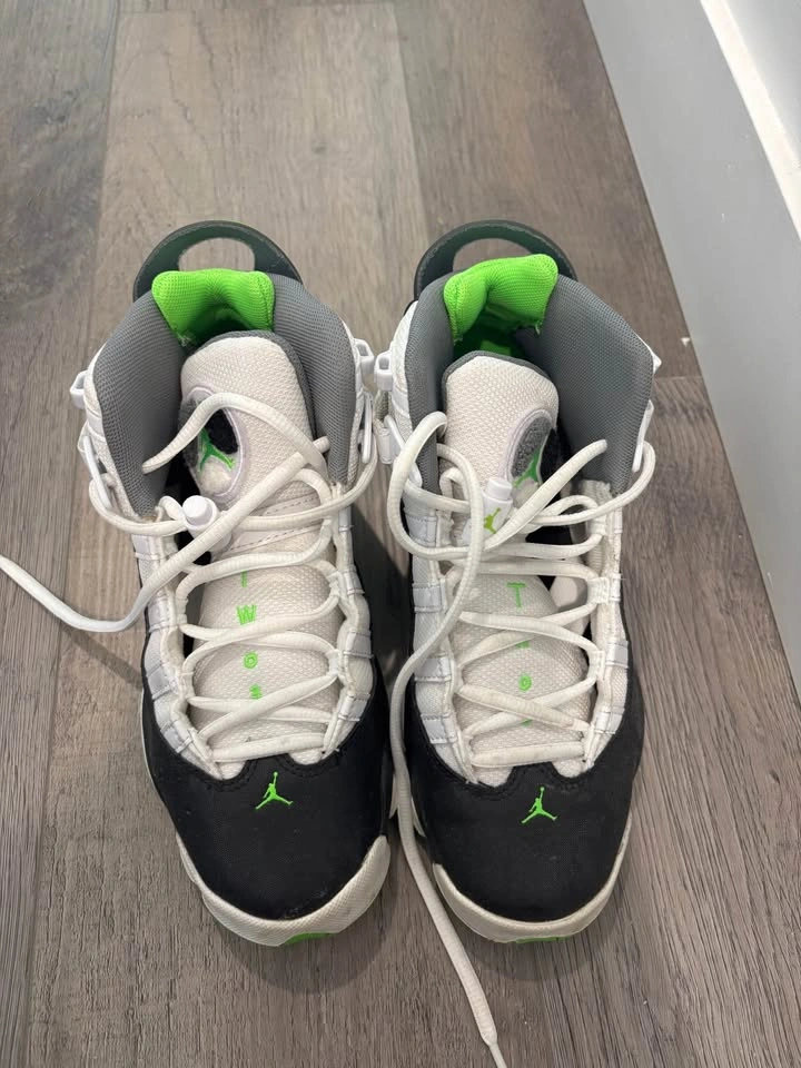Boys Jordan shoes - photo 2