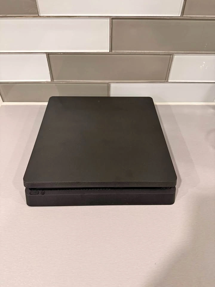 PlayStation 4 Slim with Controller 500GB