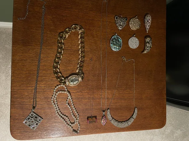 Costume Jewelry Necklaces and Pendants thumbnail