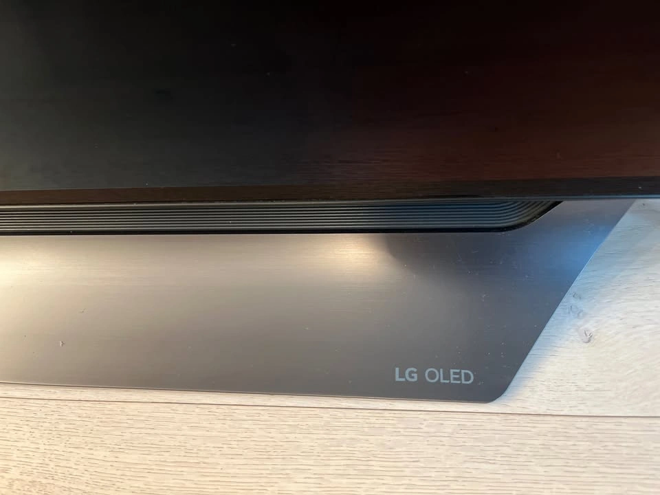 LG Smart 4K HDR OLED 65" used TV - photo 4