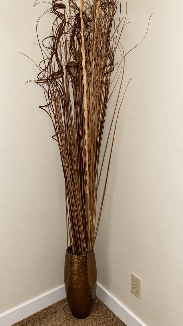 Decorative floor standing vase with coconut husk & reeds