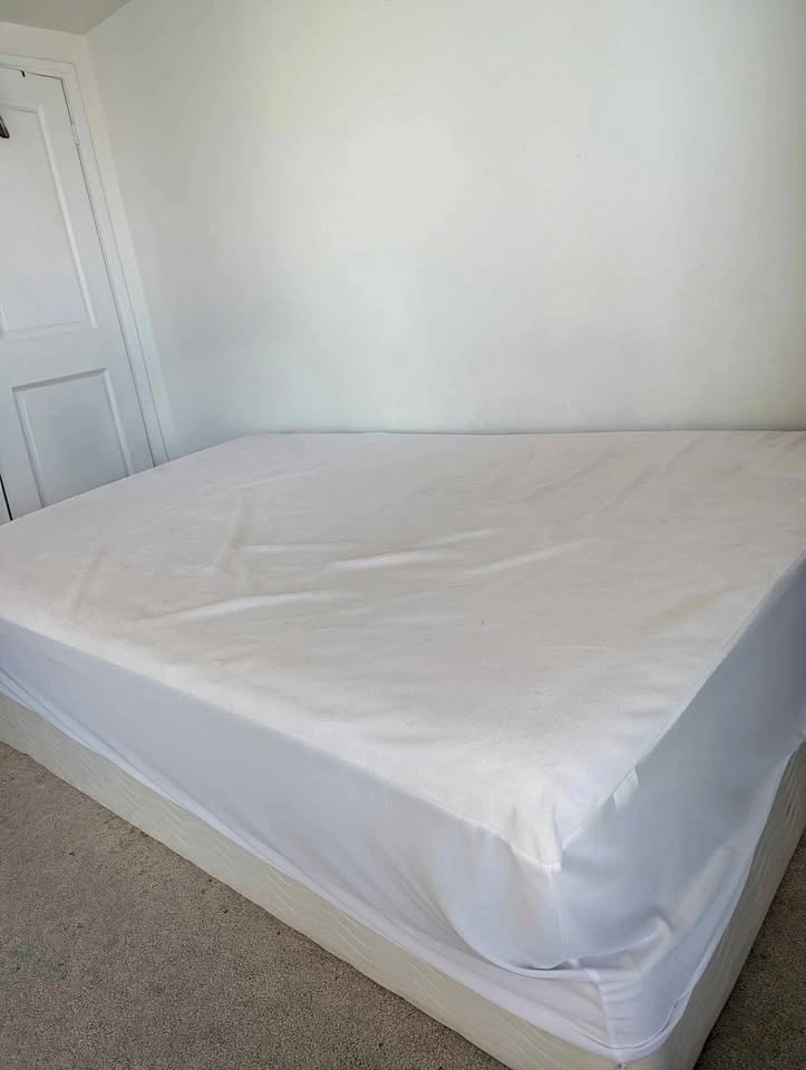 Queen Size spring Mattress, mattress protector and Box Spring Se