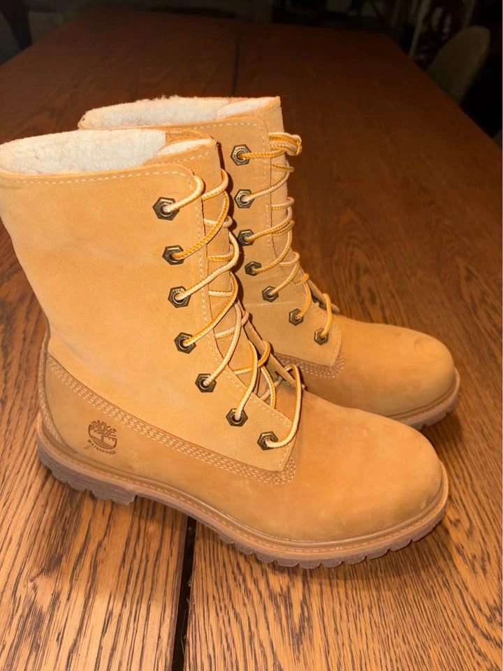Woman’s Timberland Boots - Size 8 - photo 2