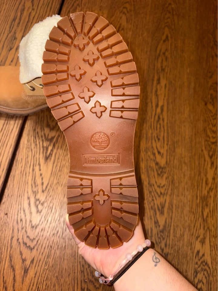 Woman’s Timberland Boots - Size 8 - photo 4