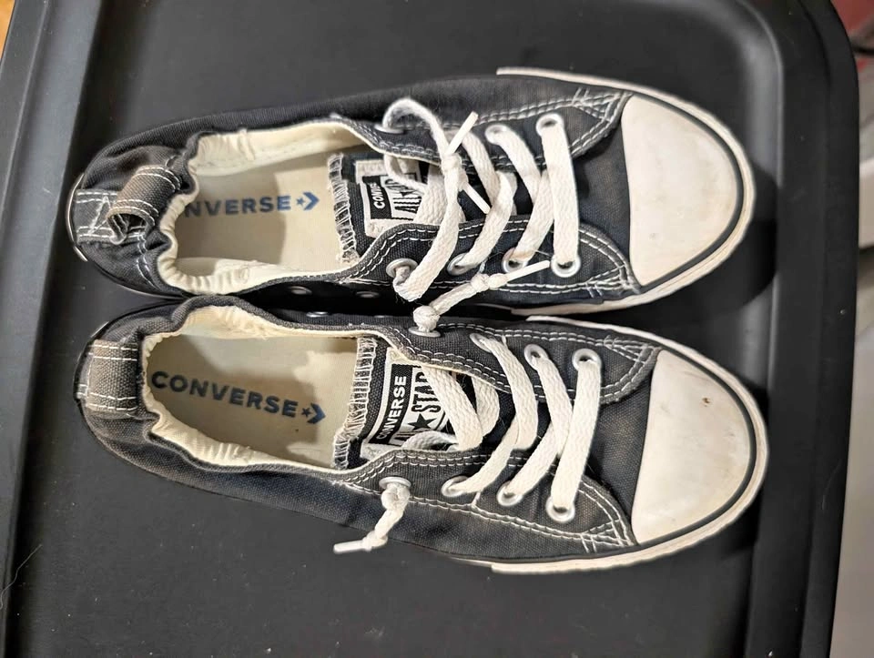 Kids size 3 converse slip on shoes