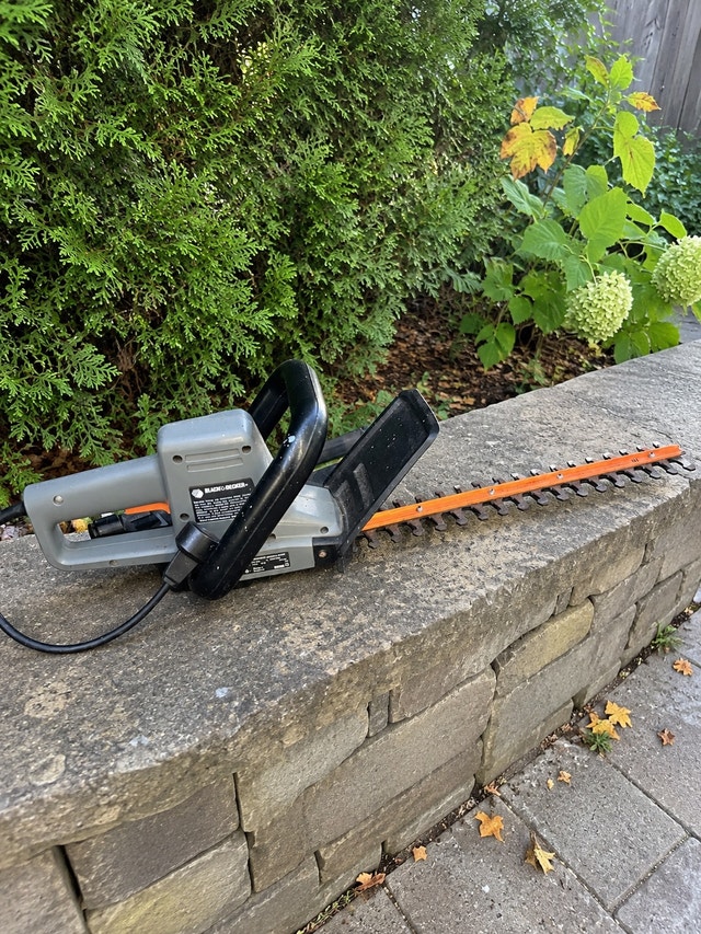 BLACK & DECKER ELECTRIC TRIMMER – HEDGE CUTTER