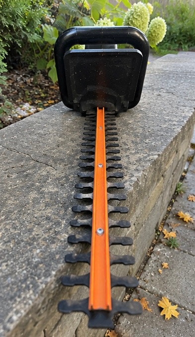 BLACK & DECKER ELECTRIC TRIMMER – HEDGE CUTTER - photo 2