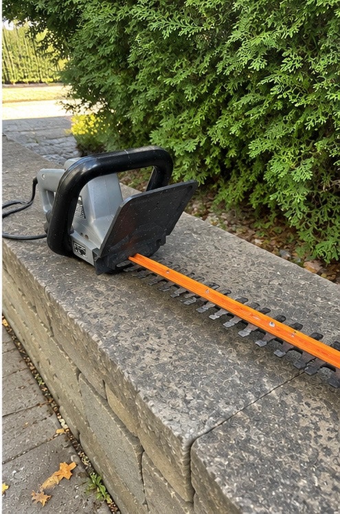BLACK & DECKER ELECTRIC TRIMMER – HEDGE CUTTER - photo 3