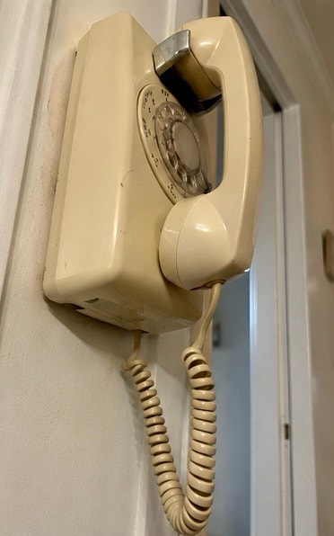 VINTAGE BELL 554 ROTARY DIAL WALL TELEPHONE – IVORY CREAM BEIGE - photo 4