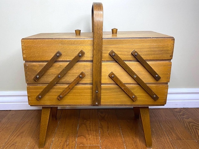 VINTAGE 1960s WOODEN ACCORDION SEWING BOX ON LEGS - photo 3
