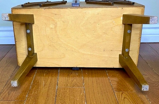 VINTAGE 1960s WOODEN ACCORDION SEWING BOX ON LEGS - photo 4