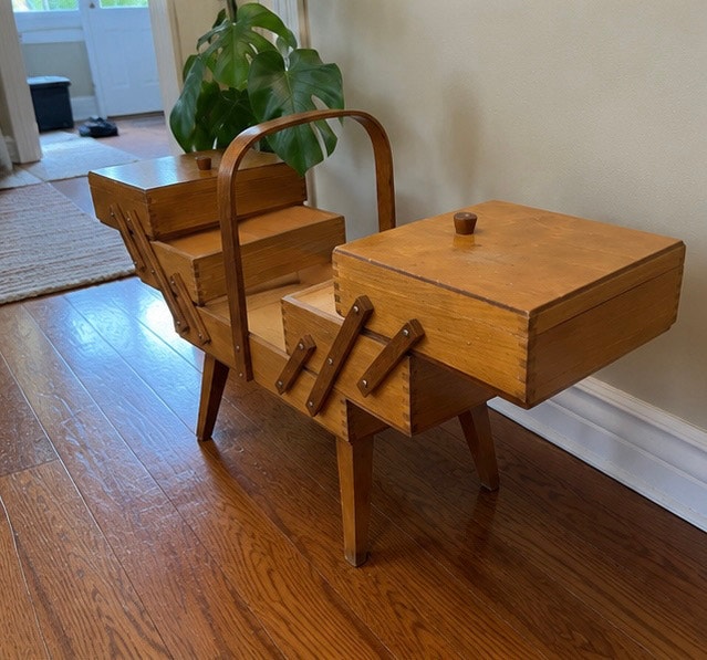 VINTAGE 1960s WOODEN ACCORDION SEWING BOX ON LEGS - photo 5