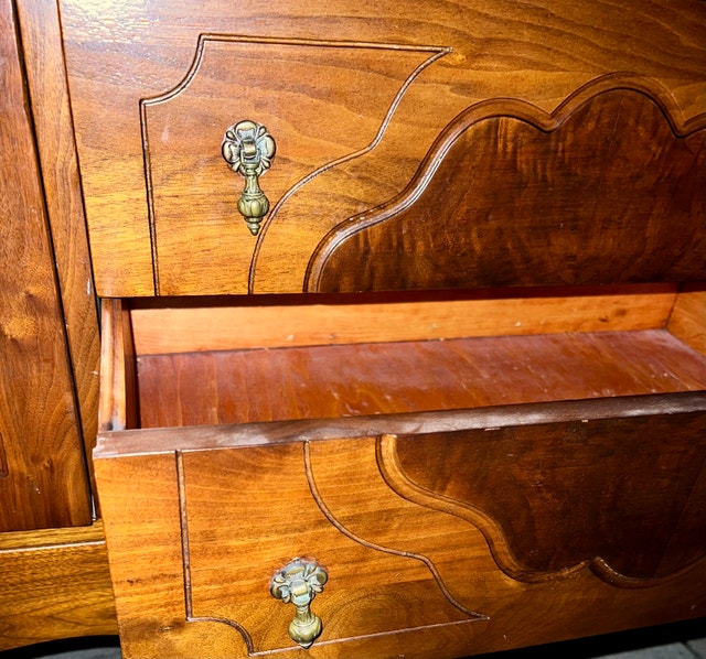 VINTAGE JACOBEAN REVIVAL BUFFET – WALNUT-TONED WOOD CREDENZA - photo 4