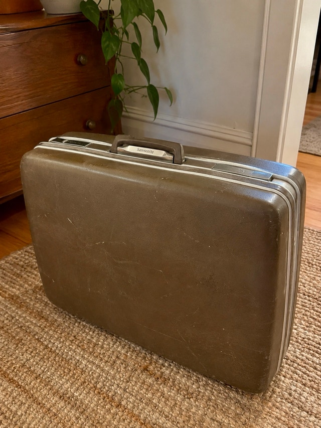 VINTAGE SAMSONITE HARD SHELL SUITCASE – RETRO MID-CENTURY BROWN