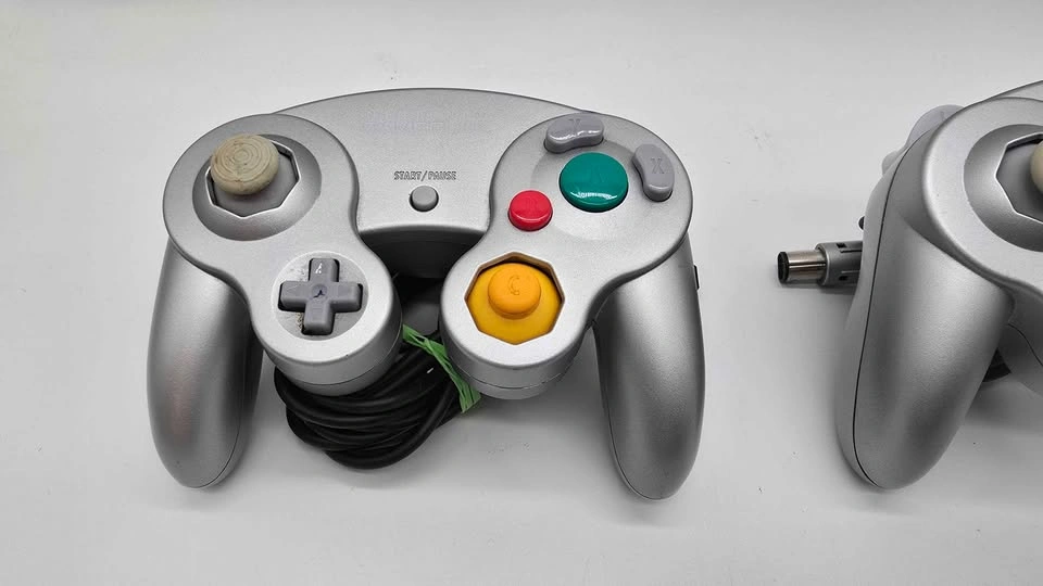 Platinum Nintendo GameCube Controllers - photo 3